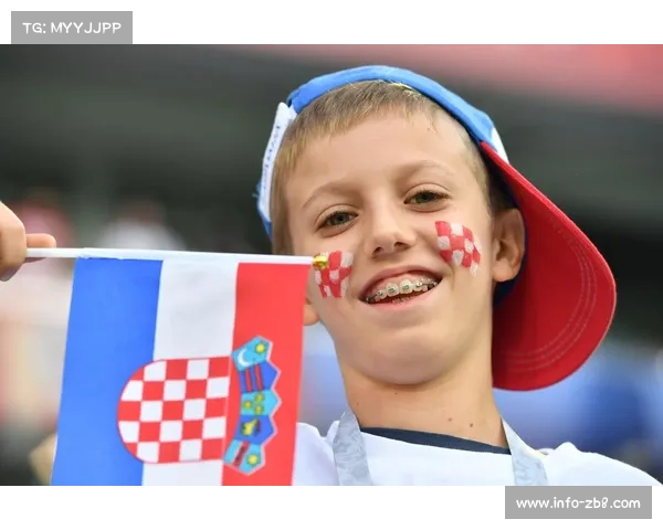 小球迷场边举牌感动球员，足球社会价值超越胜负